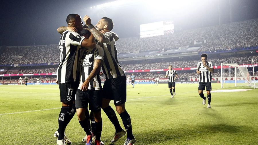 Botafogo vence Bragantino, retoma ponta das mãos do Palmeiras e abre frente