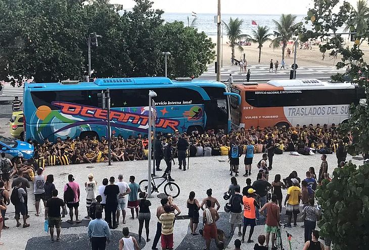 Briga de rubro-negros com torcida do Peñarol no Rio tem tumulto e tiro