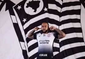 Depay veste camisa do Corinthians pela 1ª vez e manda recado à torcida