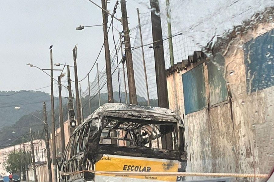 Micro-ônibus escolar é atingido por incêndio em Guarujá