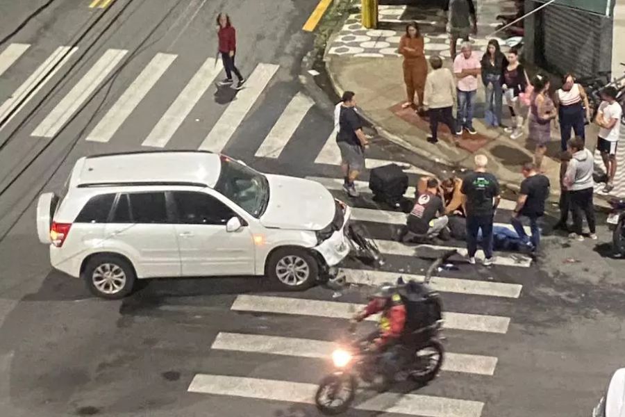 Motociclista fica ferido após acidente com carro no Embaré