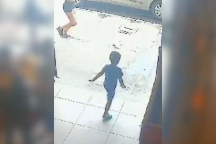 Menino de 2 anos morre atropelado por carro em Guarujá; Vídeo