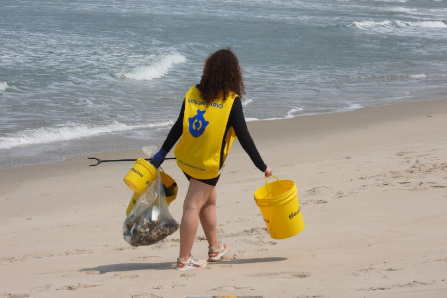 Instituto soma 100 toneladas de resíduos retirados em limpeza de praias