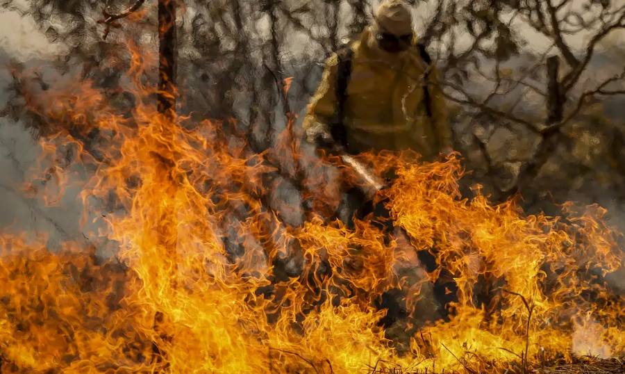 Governo lança ofensiva contra fogo, recebe cobranças e tema vira munição política