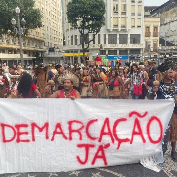 Indígenas chegam ao Rio para encontrar o manto tupinambá e protestam