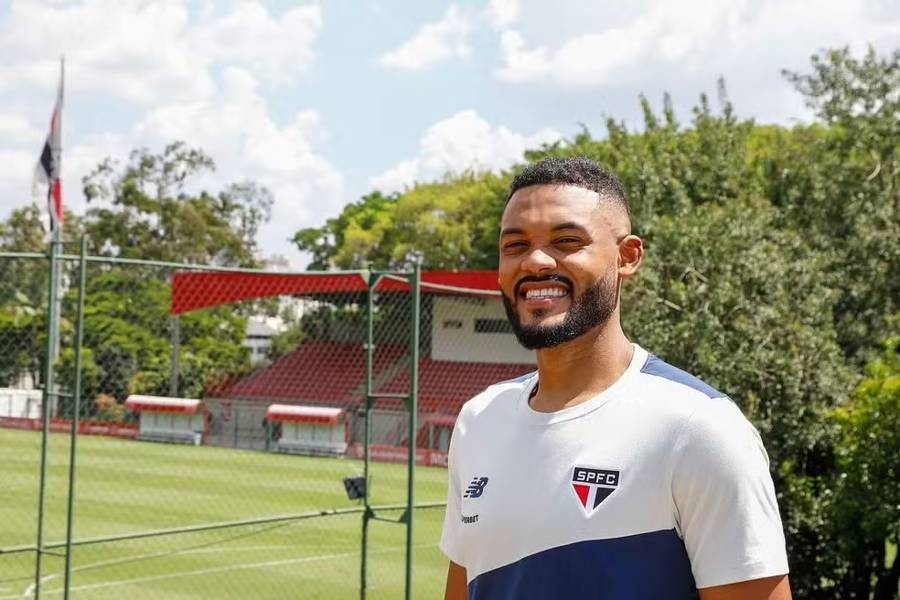 Sabino fica 'internado' no CT do São Paulo, remonta carreira e é premiado