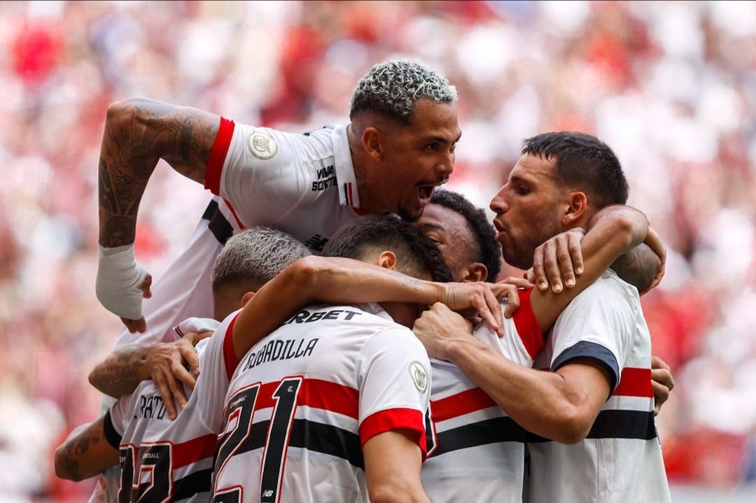 Com 2 a mais e Lucas redimido, São Paulo vence e mantém Corinthians no Z-4