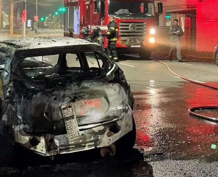 Veículo é totalmente destruído por incêndio em Santos