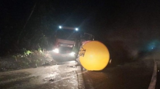 Carreta de ácido clorídrico tomba e motorista fica ferido