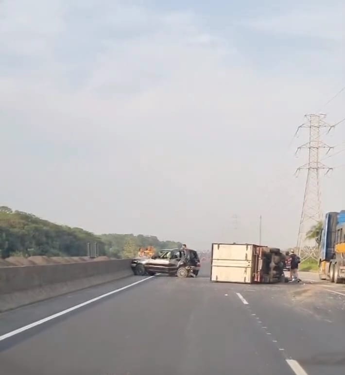 Engavetamento deixa seis pessoas feridas em Itanhaém; Vídeo