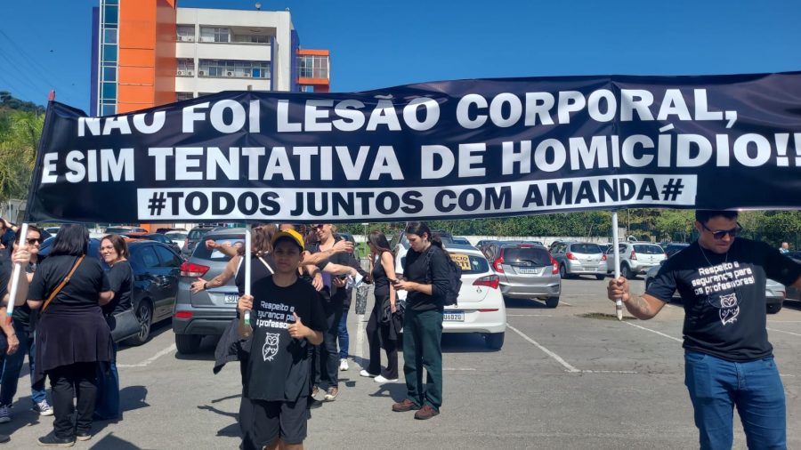 Manifestação em Guarujá pede segurança e respeito após agressão a professora