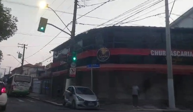 Ônibus e carro se envolvem em acidente no Canal 4, em Santos; Vídeo