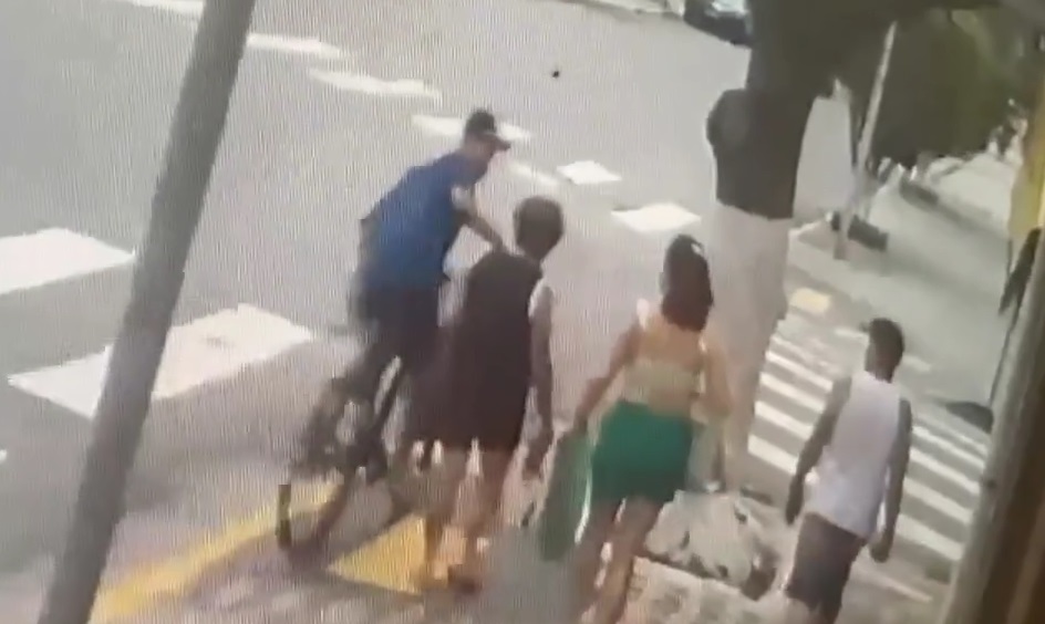 Ladrão é flagrado roubando corrente de idosa em Praia Grande; VÍDEO