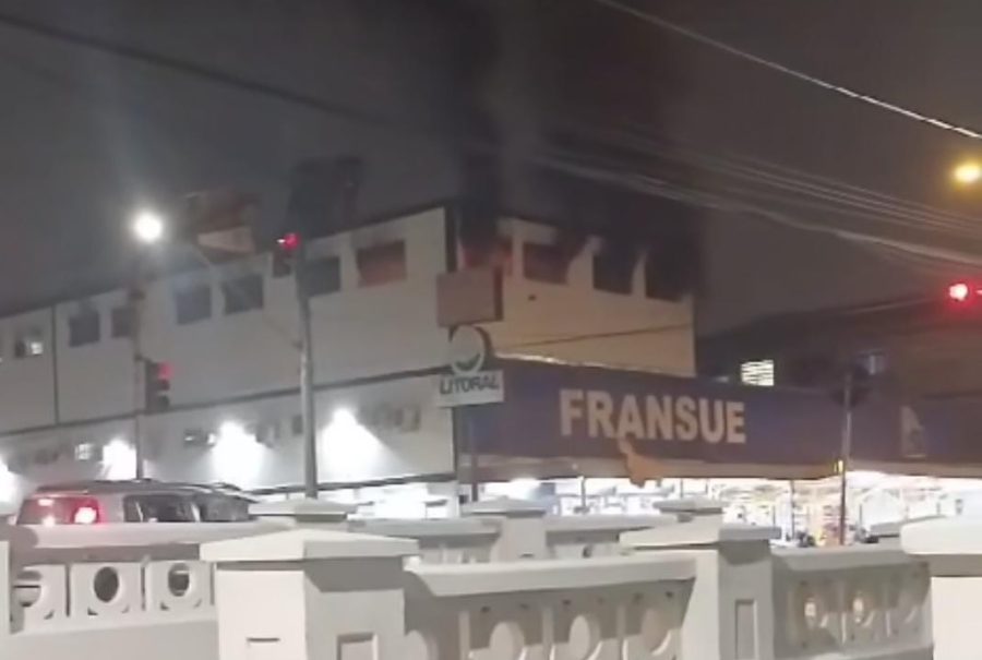 Incêndio atinge estoque de supermercado e funcionários inalam fumaça; VÍDEO