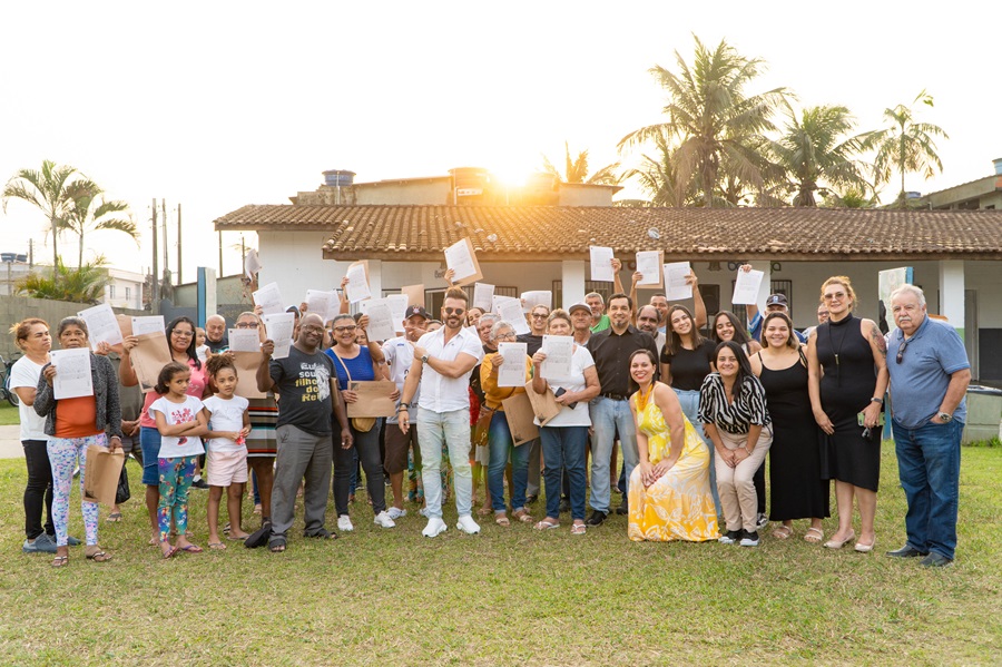 Famílias de Bertioga recebem títulos de legitimação fundiária