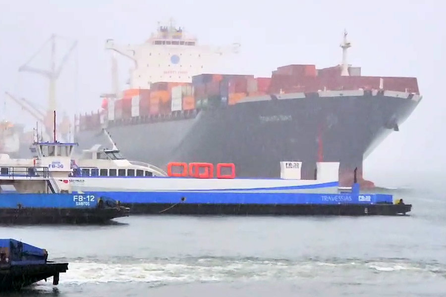 Navio cargueiro atinge balsa no canal do Porto de Santos; VÍDEO