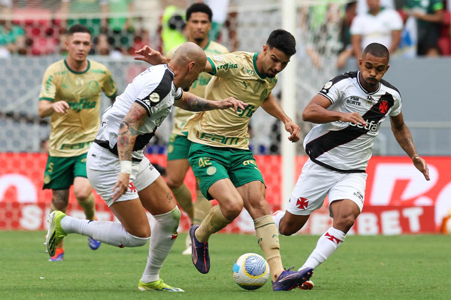 Palmeiras vence Vasco após 'presente', VAR polêmico e segue caça ao líder