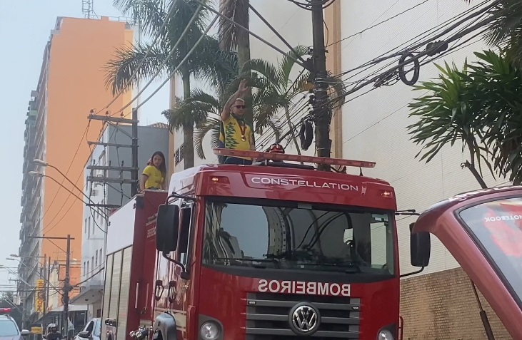 Medalhista paralímpico desfila em carro aberto em São Vicente