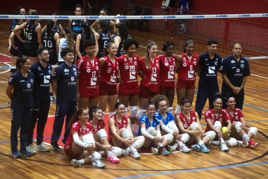 Equipe de vôlei feminino de Santos disputa Superliga C no RJ