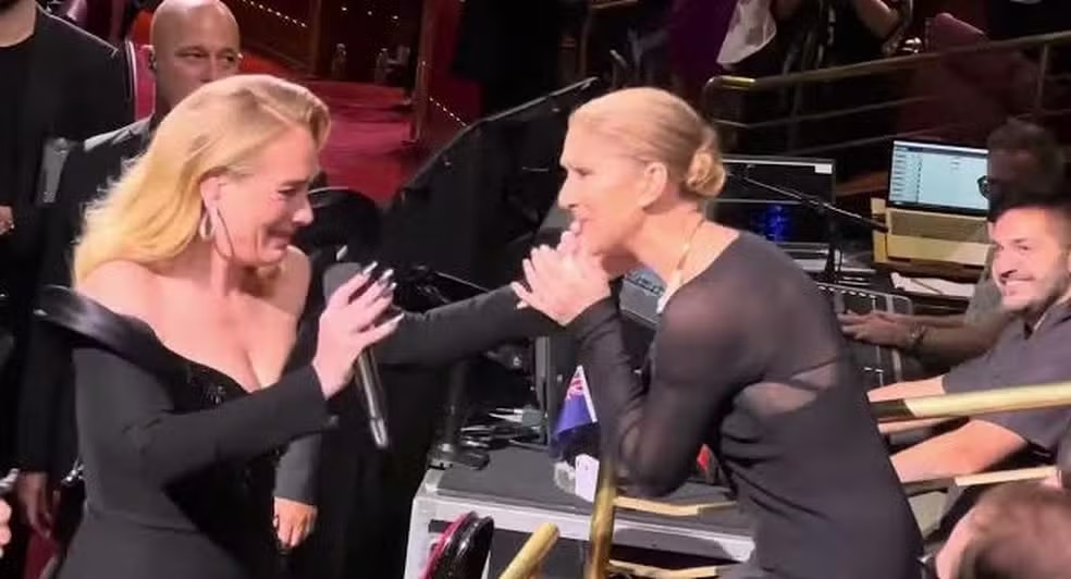 Adele chora ao abraçar Céline Dion na plateia de seu show em Las Vegas