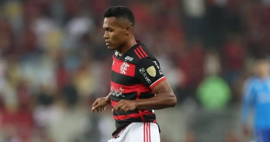 Alex Sandro sente desconforto na coxa e desfalca o Flamengo contra o Bahia