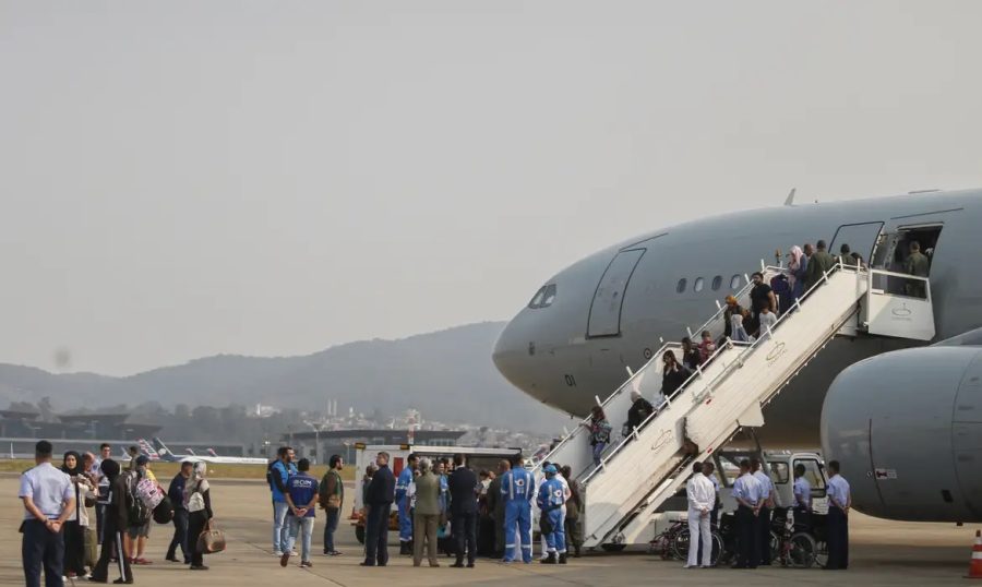 Terceiro voo com brasileiros repatriados do Líbano chega a Guarulhos