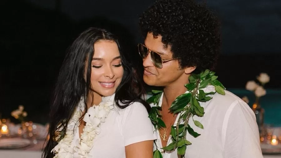 No Brasil, Bruno Mars anuncia fim de namoro com Jessica Caban