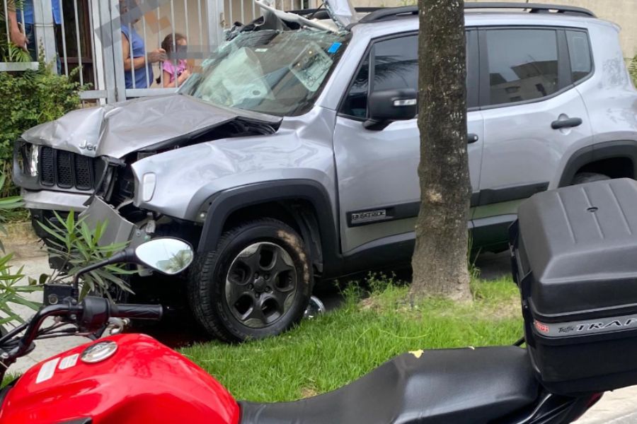 Motociclista é socorrido após acidente com carro na Enseada