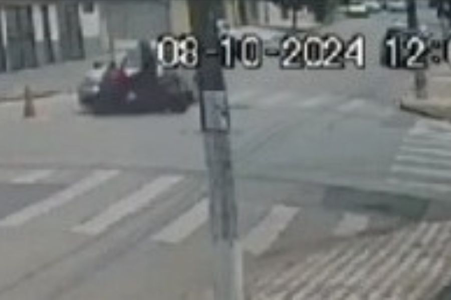 Mulher é arremessada de moto após ser atingida por carro em Santos; Vídeo