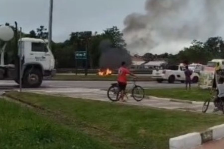 Manifestantes ateiam fogo em moto e interditam trecho de rodovia em Bertioga; Vídeo