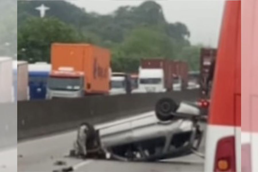 Motorista perde controle e carro capota na rodovia Anchieta