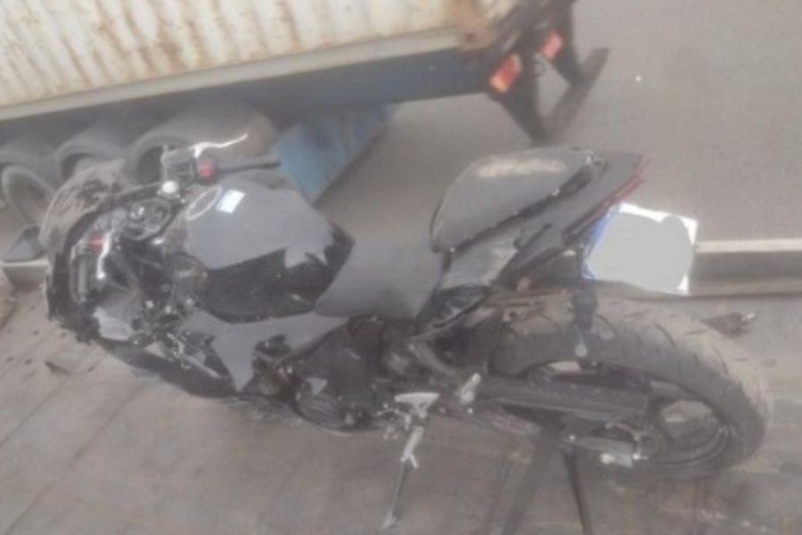 Motociclista fica ferido após bater na mureta de Rodovia