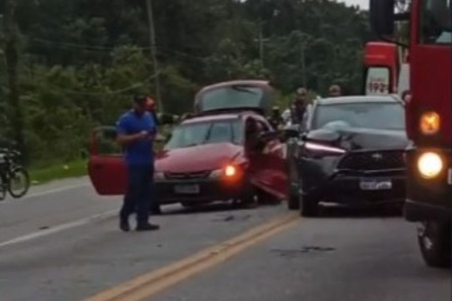 Motorista fica preso nas ferragens após acidente em Bertioga; Vídeo