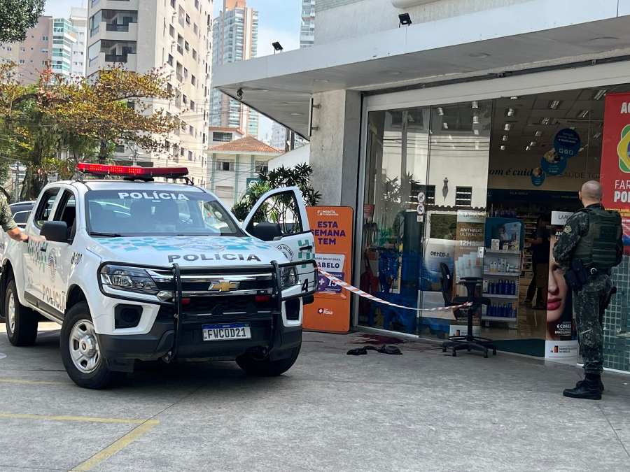 Criminosos invadem prédio de luxo em Santos, um é baleado e três reféns são mantidos no local