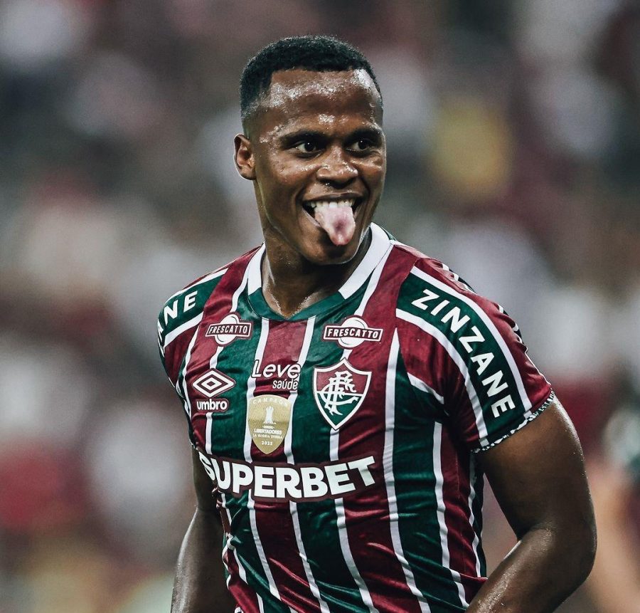 Fluminense perde pênalti, mas se recupera e vence o Flamengo no Brasileirão