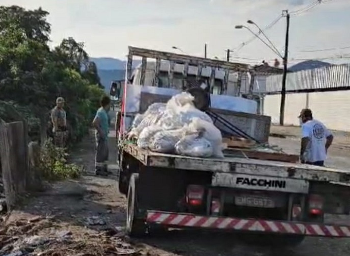 Motorista de caminhão é multado após ser flagrado realizando descarte irregular