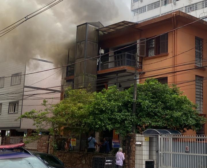 Idosa acamada é socorrida após inalar fumaça durante incêndio