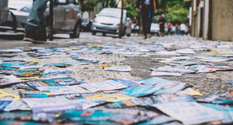 Distribuição de santinhos é proibida no dia da eleições, mas papéis se espalham por ruas do país