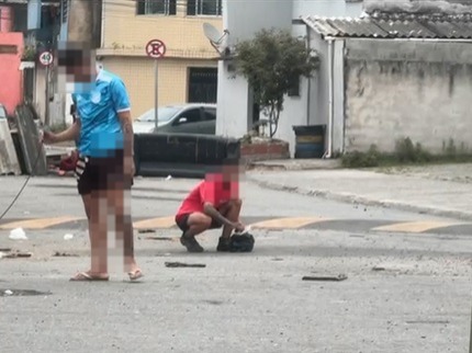 Sob a proteção de barricada, dupla vende drogas no meio da rua em São Vicente