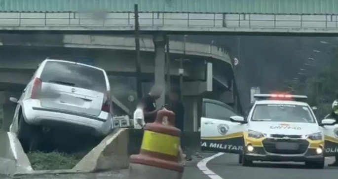 Carro sobe em mureta após tentar desviar de outro veículo em Rodovia