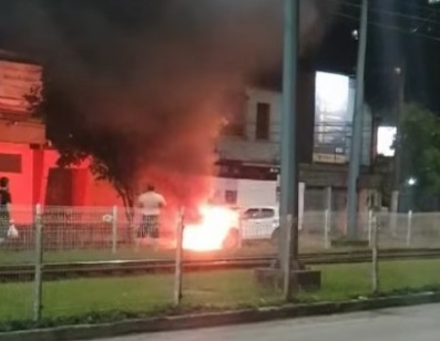 Bombeiros extinguem incêndio em veículo na Francisco Glicério