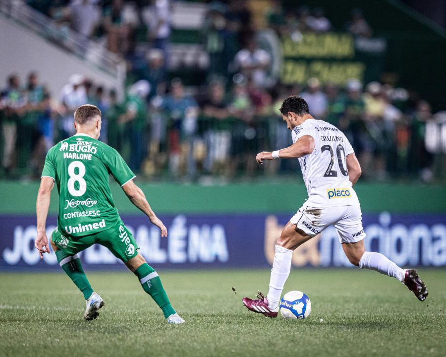 Santos leva virada da Chapecoense e vê liderança ameaçada