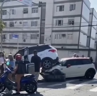 Acidente de trânsito acaba com um carro sobre o outro em Santos