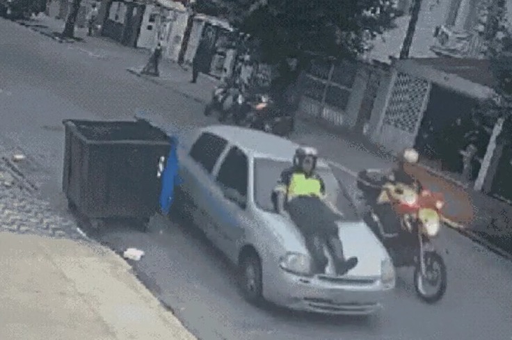 Guarda de trânsito é levada em capô de carro por motorista em Santos