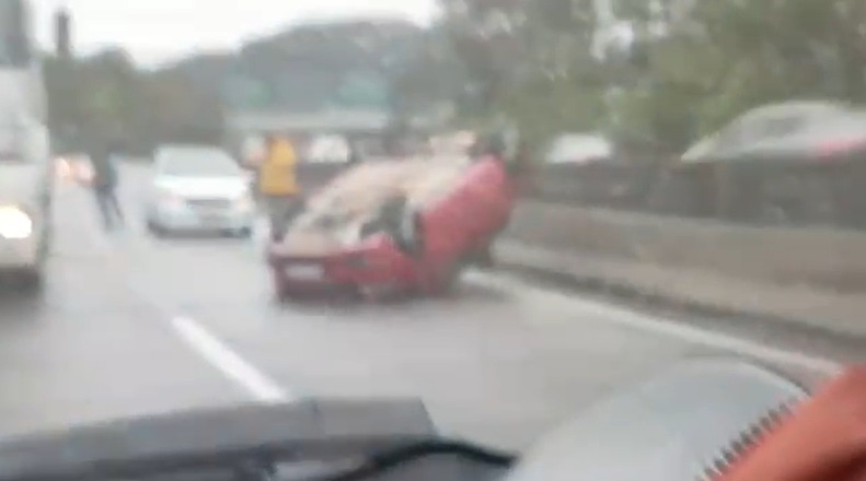 Motorista perde controle do carro e capota na rodovia; Vídeo