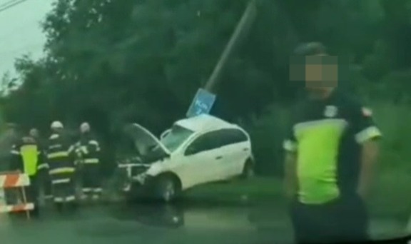 Carro bate em poste e quatro pessoas ficam feridas em SV; Vídeo