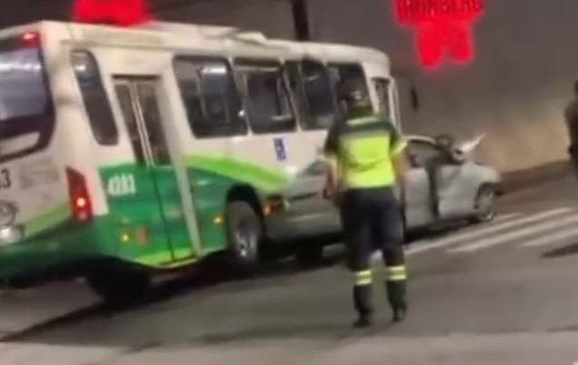 Motorista fica ferido após colisão com ônibus em Santos