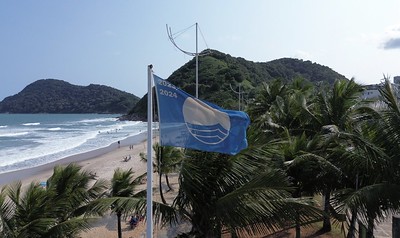 Praia de Guarujá recebe selo da Bandeira Azul pela 15ª vez consecutiva