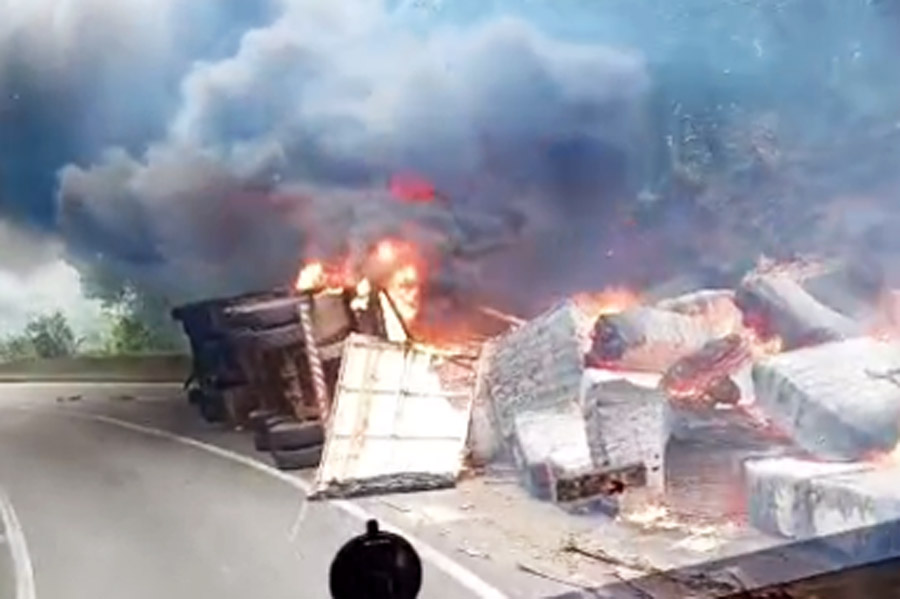 Carreta com carga de fardos de algodão pega fogo na Rodovia Anchieta; VÍDEO