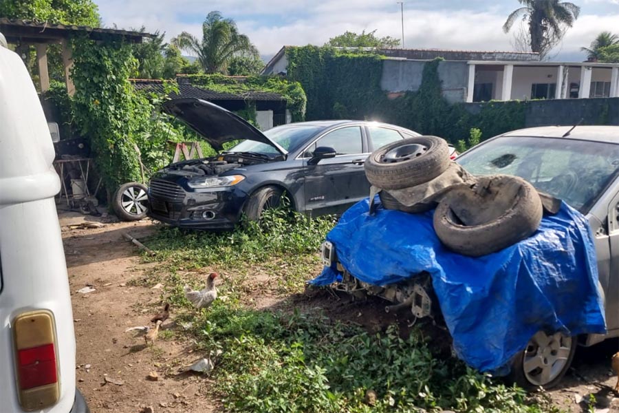 Polícia identifica local que servia para desmanche de veículos; homem é preso